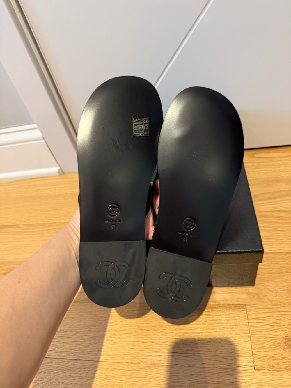 CHANEL Black Camellia patent leather Thong Sandals BNIB - Picture 5 of 8